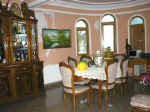 castle_villa_dinning.jpg (28275 bytes)