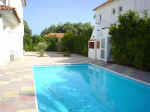 larnaca_villa_pool_back.jpg (43662 bytes)