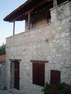 This one bedroom village house is in the popular village of Lofou near Limassol. 