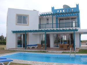 Three bedroom villa in Pervolia, Larnaca with private swimming pool for rent.
